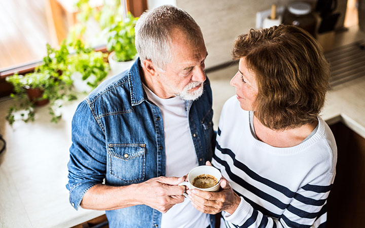 senior-couple-in-the-kitchen-news